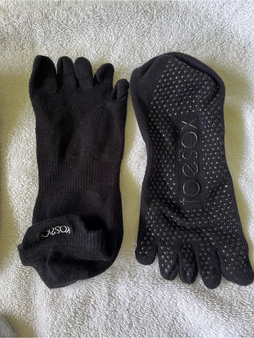 toesox Men's Black Grippy Five-Toe Socks